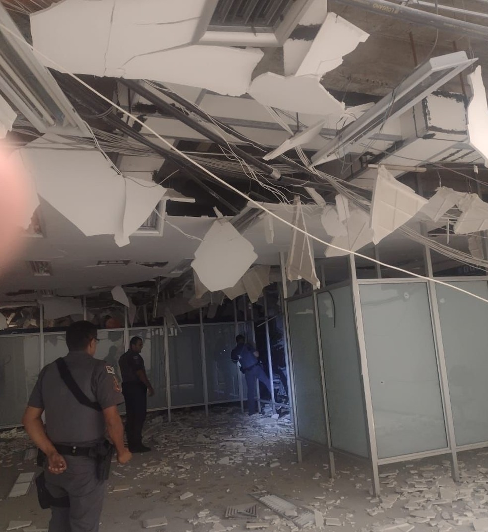Agência da Caixa Econômica Federal ficou destruída após ataque em Araçatuba (SP) — Foto: Arquivo pessoal