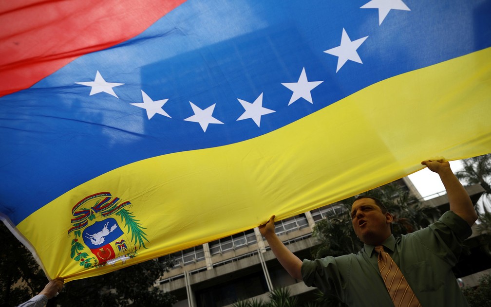 Manifestantes exibem bandeira da Venezuela durante protesto contra o presidente Nicolás Maduro, em Caracas, na quarta-feira (30) — Foto: Reuters/Andres Martinez Casares