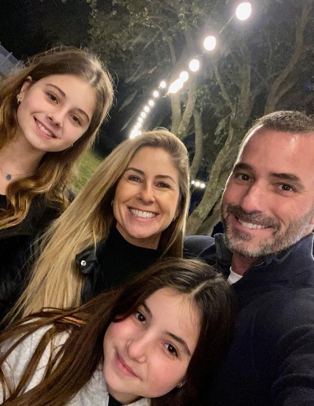 Patricia com o marido e as filhas (Foto: Reprodução/Instagram)