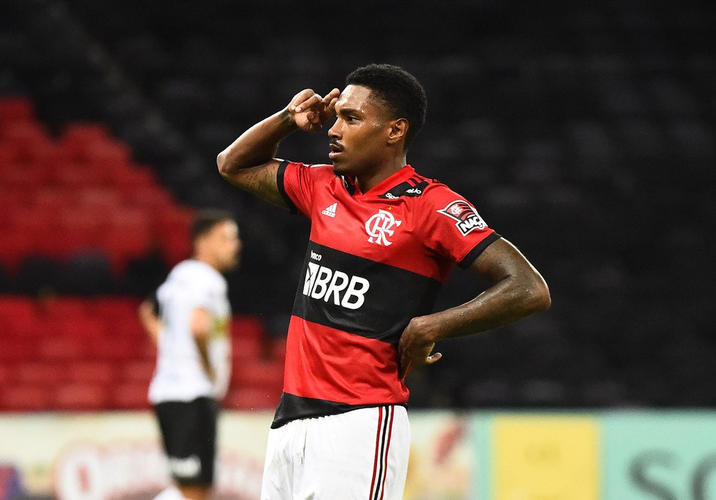 Vitinho comemora gol pelo Flamengo contra o Volta Redonda — Foto: André Durão