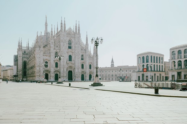 Milão, 9 de abril de 2020 Piazza  del Duomo, o mais famoso cartão-postal  da cidade, sempre apinhado de turistas (Foto: Foto Giulia Mantovani)