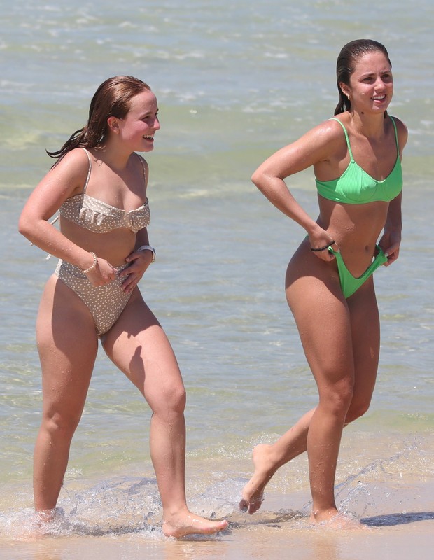 Larissa Manoela curte dia de praia na companhia de amiga (Foto: Dilson Silva/AgNews)