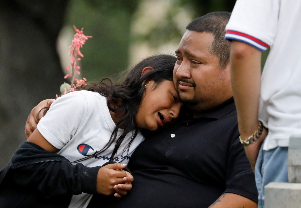 Criança chora com adulto após tiroteio em escola no Texas em 24 de maio de 2022 — Foto: Reuters