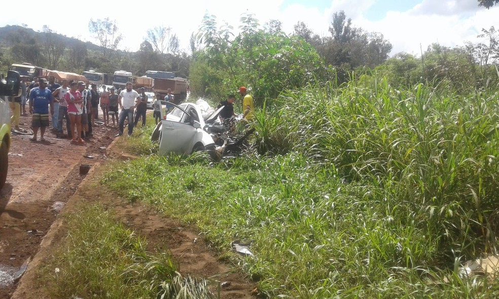 Batida entre carro e carreta fechou a BR 040, na altura do km 604, segundo PRF.  — Foto: Via 040/Divulgação