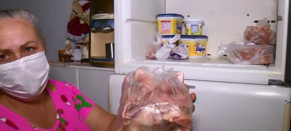 Ossos e temperos são os produtos que estão no congelador da família de São José — Foto: NSC TV/Reprodução 