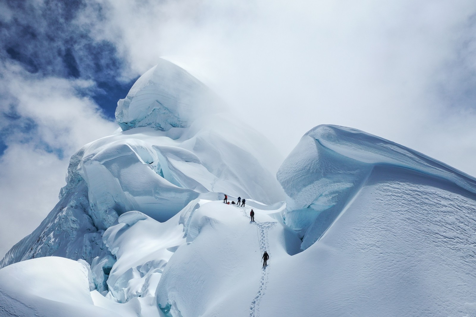 Durante a missão, os montanhistas passaram por diversos desafios climáticos, como tempestades de gelo — Foto: Divulgação/History