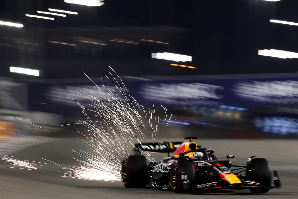 Max Verstappen acelera para marcar a pole position no GP do Bahrein de 2023 — Foto: Peter Fox/Getty Images