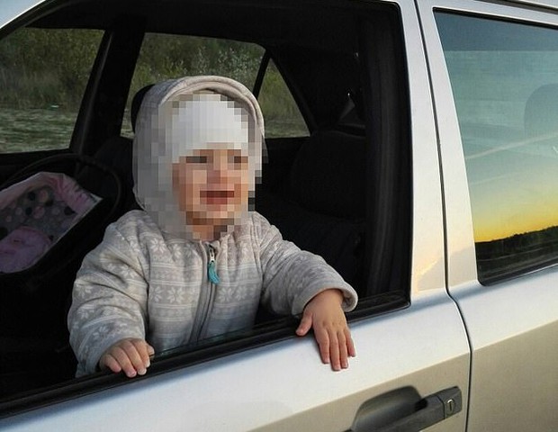 Menina fechou a janela automática do carro, prendendo pescoço da mãe (Foto: Reprodução/Daily Mail)