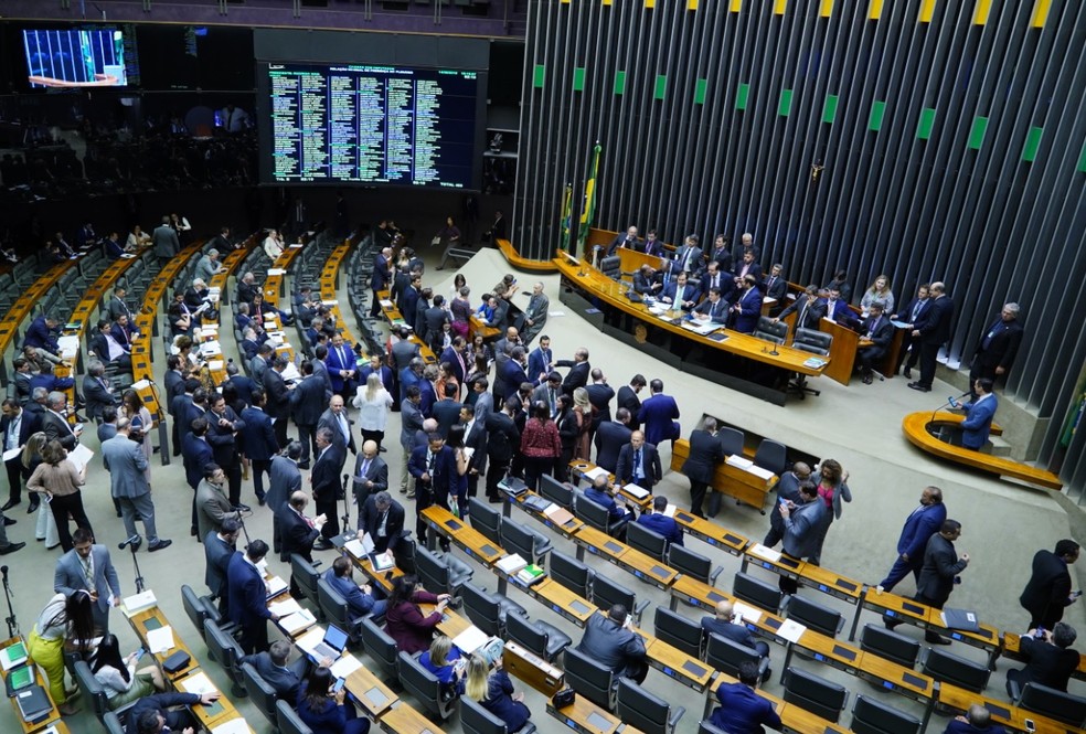 Deputados reunidos no plenário da Câmara durante a sessão desta quarta-feira (14), que aprovou o projeto do abuso de autoridade — Foto: Pablo Valadares/Câmara dos Deputados