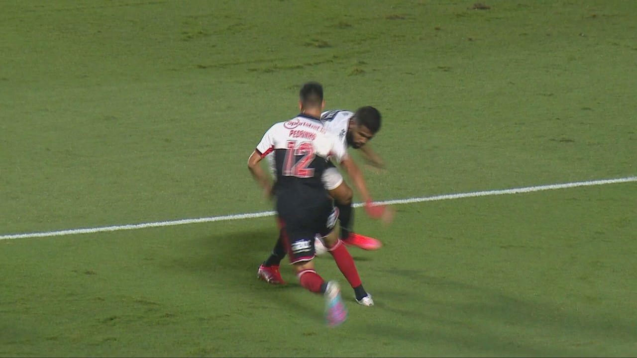 Futebol arte: Pedrinho d&aacute; el&aacute;stico com caneta em goleada do S&atilde;o Paulo