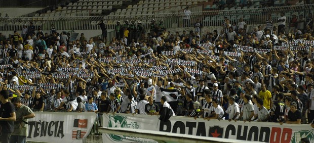 Torcida comparece em bom número para Botafogo-PB x Campinense no Estádio Almeidão, pelo Campeonato Paraibano (Foto: Richardson Gray / Globoesporte.com/pb)