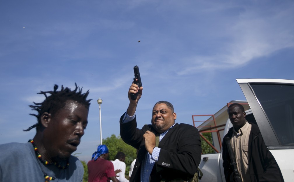 Foto registrada por fotojornalista ferido mostra o momento em que o senador Ralph FÃ©thiÃ¨re efetuou disparos contra manifestantes em frente ao Parlamento do Haiti â€” Foto: Dieu Nalio Chery/AP Photo