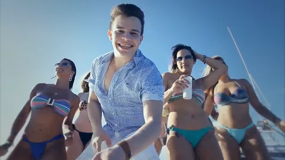 Matheus Fernandes no clipe de 'Mulherada na Lancha' — Foto: Reprodução/YouTube/MatheusFernandes
