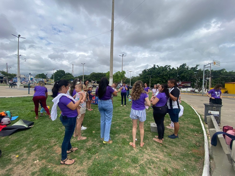  pais de crianças prematuras participaram de um encontro na praça do Giradouro, em Juazeiro do Norte, na manhã deste sábado (19). — Foto: Lorena Tavares/ SVM