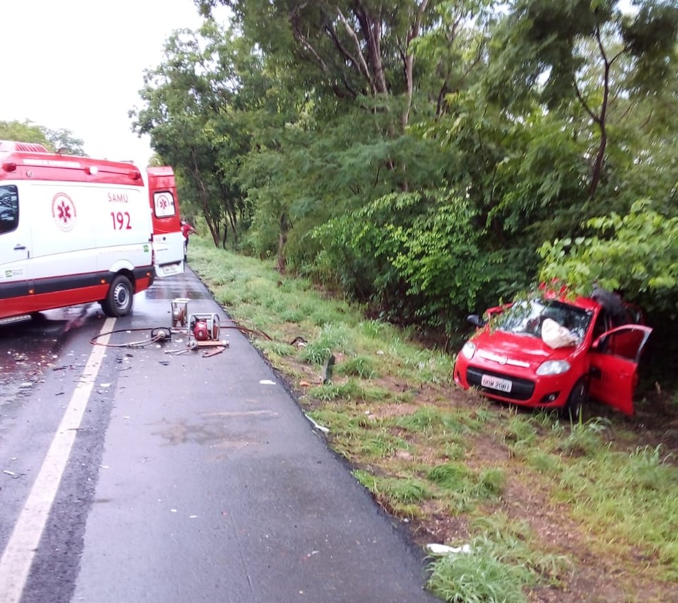 Casal morreu no local e a criança foi socorrida pelo Samu — Foto: Corpo de Bombeiros/ Divulgação