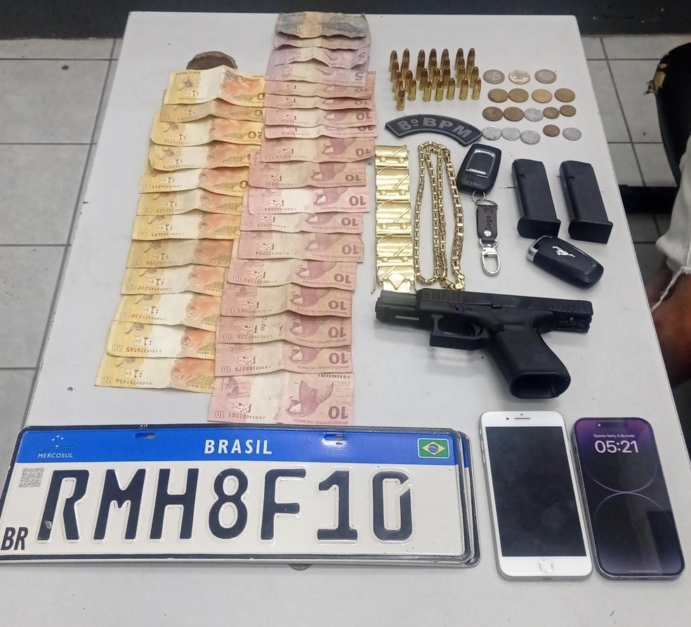 Arma, dinheiro e acess&oacute;rios de ouro foram encontrados junto com l&iacute;der de fac&ccedil;&atilde;o, segundo a PM &mdash; Foto: Divulga&ccedil;&atilde;o/PM
