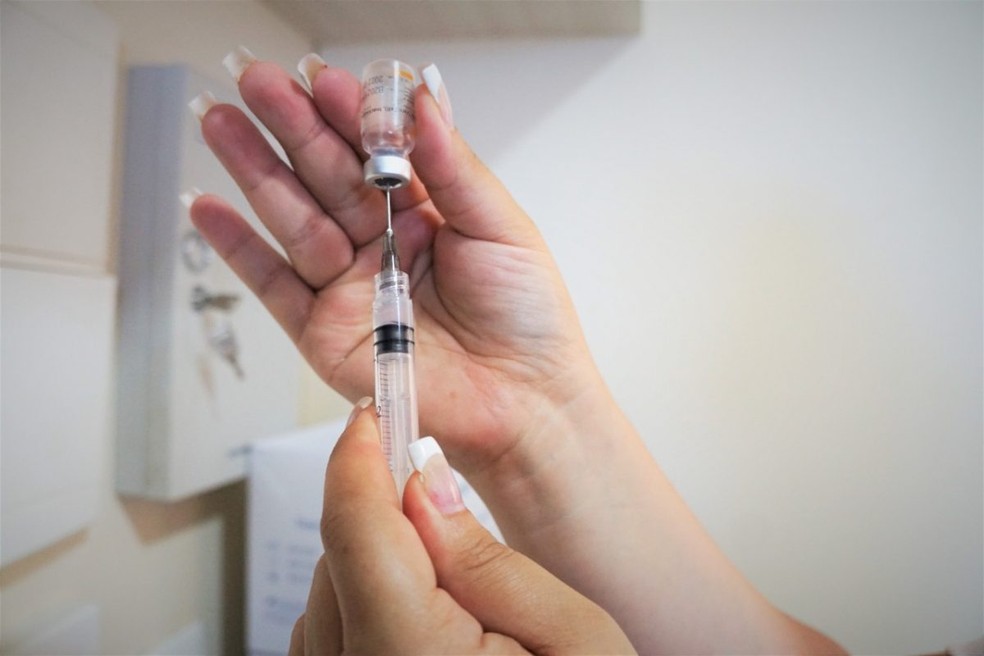 Caranava da Vacinação vai aplicar a primeira dose da vacina contra a Covid-19 na Rodovia Transacreana — Foto: Odair Leal/Secom