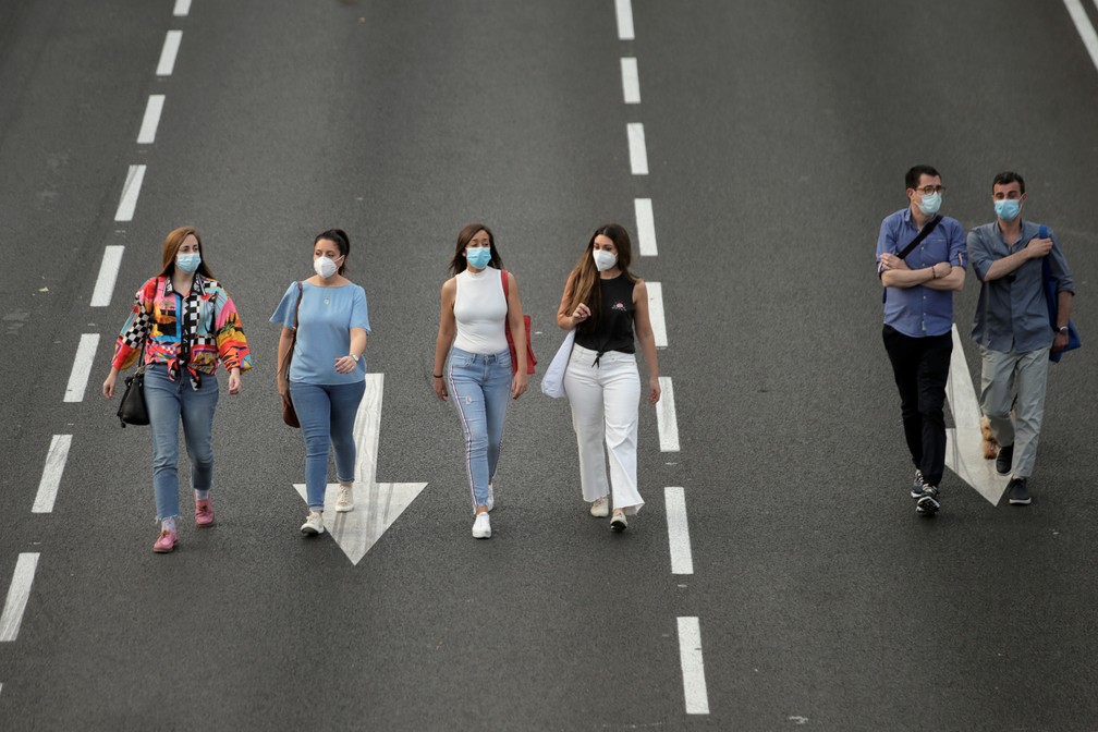 Pessoas utilizando máscaras protetoras caminham pela avenida Paseo de la Castellana em meio ao surto de doença por coronavírus (Covid-19) em Madri, na Espanha, no sábado (30) — Foto: Javier Barbancho/Reuters