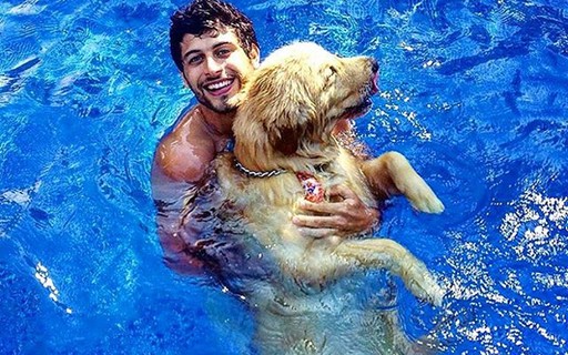 Jesus Luz Abraca Cachorro Na Piscina Foge Nao Quem Quem News
