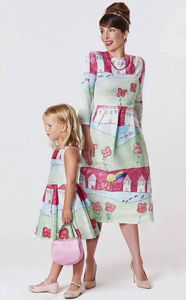 Charlotte Kemp e a filha de cinco anos, Martha, vestindo as criações de Charlotte (Foto: Divulgação)