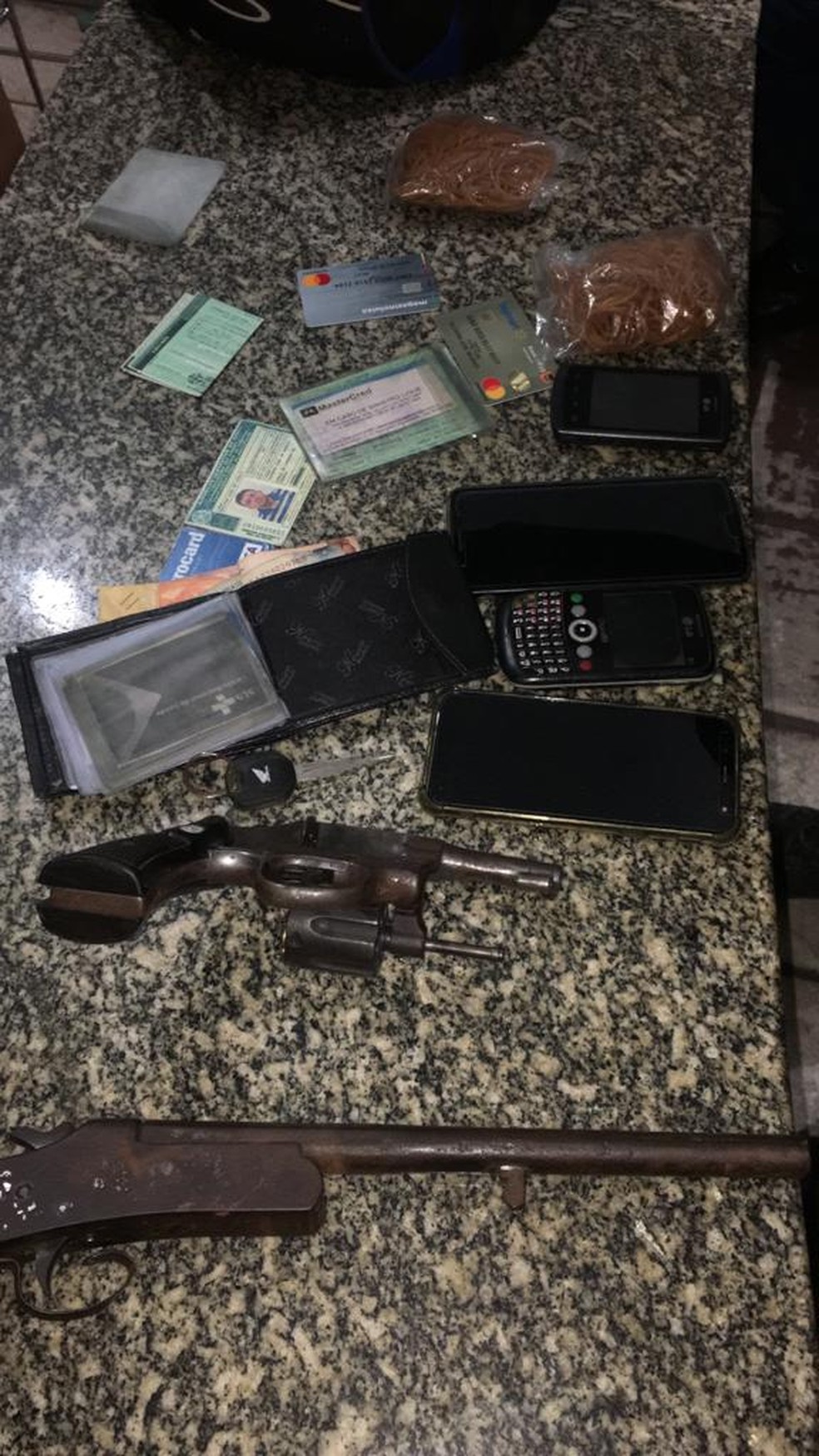 Armas e objetos roubados foram apreendidos com homem que morreu em confronto com a PM em Tibau, RN — Foto: Divulgação