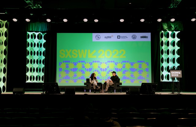 AUSTIN, TEXAS - MARCH 18: (L-R) Michaela Jaé Rodriguez and Harvey Mason jr., CEO, The Recording Academy, speak onstage at "Featured Speaker: Harvey Mason Jr." during the 2022 SXSW Conference and Festivals at Austin Convention Center on March 18, 2022 in A (Foto: Getty Images for SXSW)