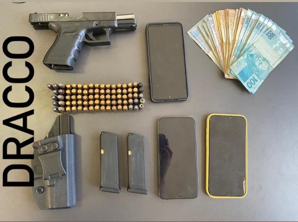 Com o homem, de 35 anos, foram apreendidos arma, celulares e dinheiro. — Foto: Polícia Civil/Reprodução