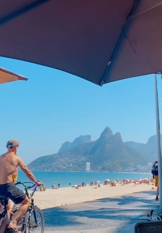 Sarah Poncio se joga na praia em dia de sol (Foto: Reprodução/Instagram)
