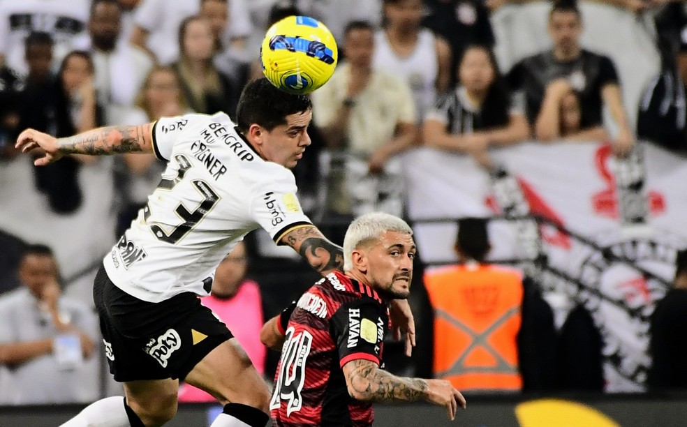 Fagner e Arrascaeta em Corinthians x Flamengo — Foto: Marcos Ribolli