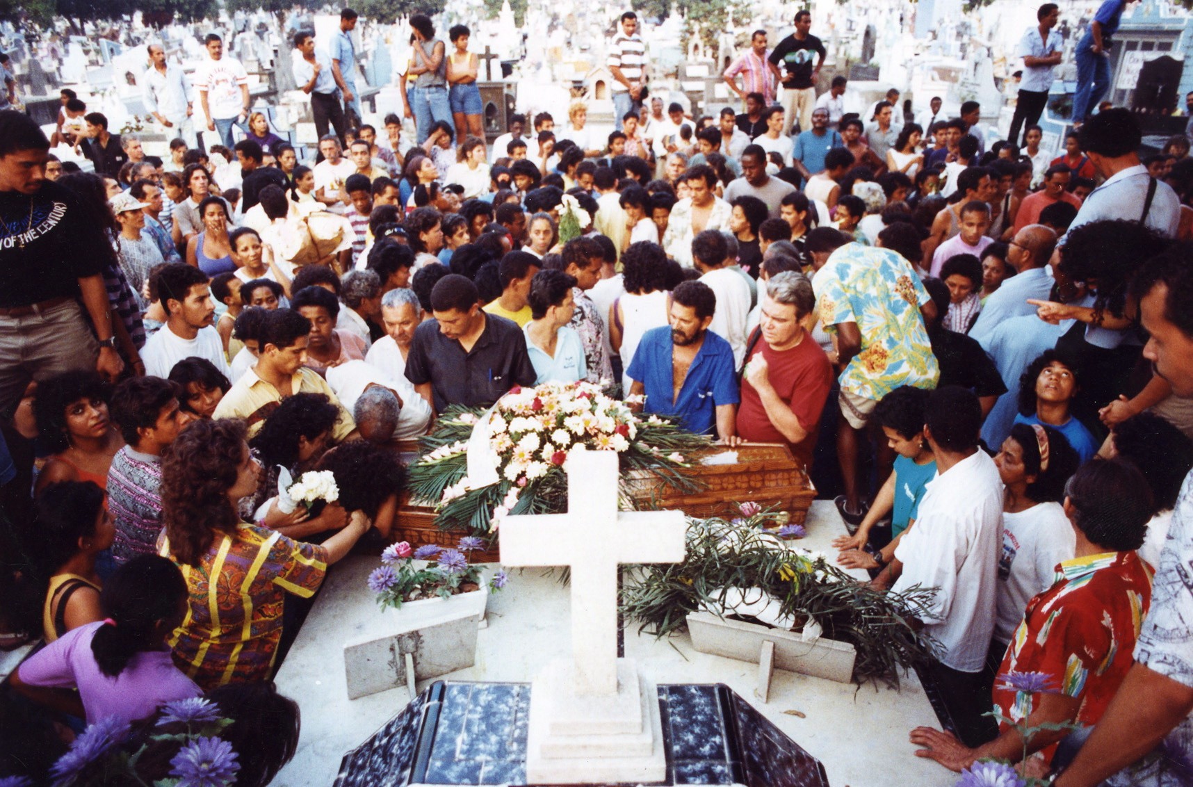 Sepultamento das vítimas de Vigário geral, no dia 31 de agosto de 1993