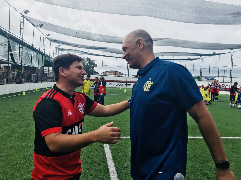 Ant&ocirc;nio cumprimenta S&eacute;rgio, dono da escolinha do Flamengo em Macei&oacute; (Foto: Viviane Le&atilde;o/GloboEsporte.com)