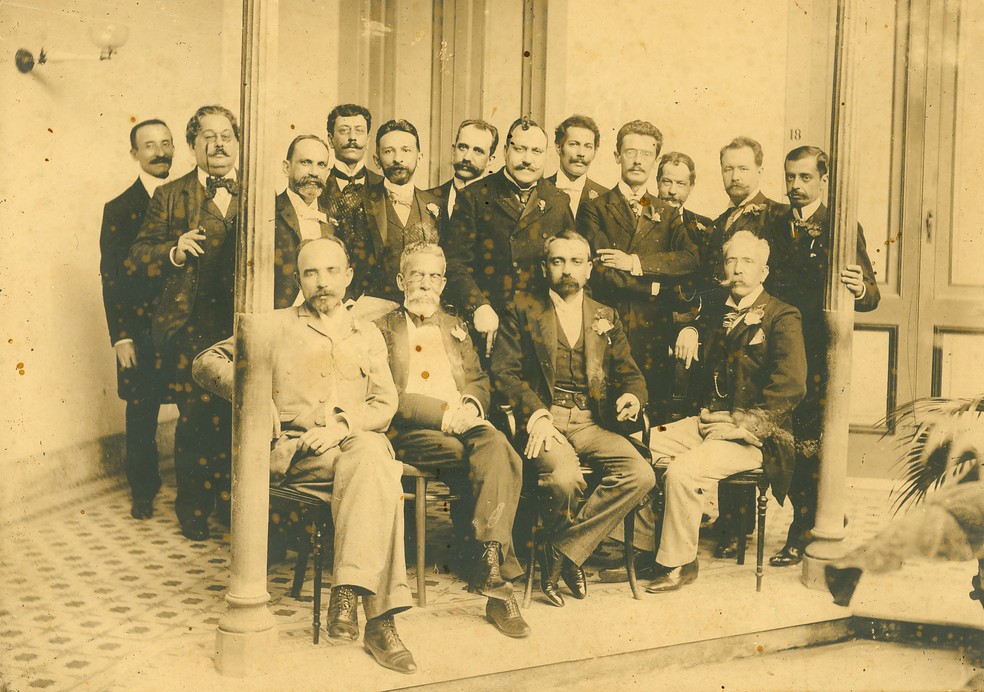 Machado de Assis e outros acadêmicos e artistas criaram em 1901 o grupo Panelinha, que costumava se reunir em almoços — Foto: Arquivo ABL