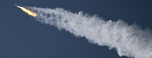 Foguete Starship da SpaceX explode durante voo de teste nesta quinta-feira — Foto: PATRICK T. FALLON / AFP