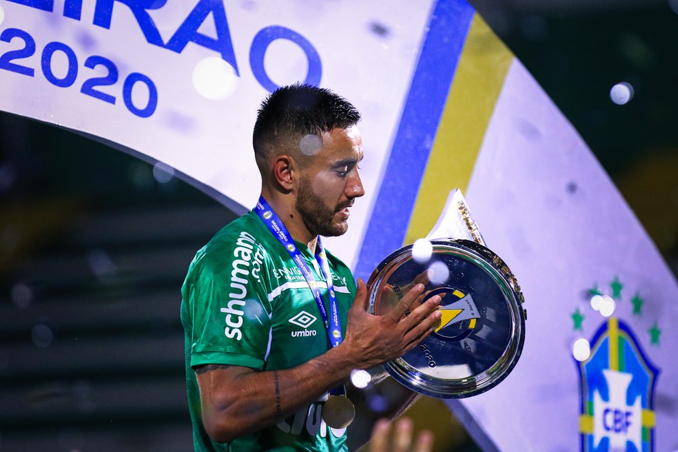 Alan Ruschel levantou a taça da Série B pela Chapecoense — Foto: Márcio Cunha/ACF