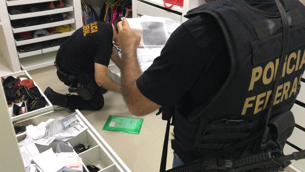 Polícia Federal em Alagoas vasculha documentos durante operação para desarticular quadrilha especializada em fraudes contra a Previdência Social — Foto: Ascom/Polícia Federal 