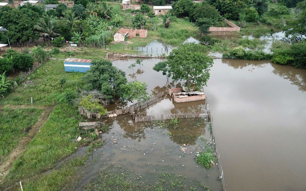 Com água do rio Miranda, em Miranda (MS), entrando nas casas, moradores se preocupam com riscos para a saúde das crianças (Foto: Osni Miranda/TV Morena)