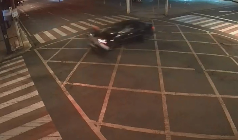Motociclista morreu ap&oacute;s sofrer acidente em cruzamento de Ourinhos &mdash; Foto: C&acirc;meras de seguran&ccedil;a/Reprodu&ccedil;&atilde;o