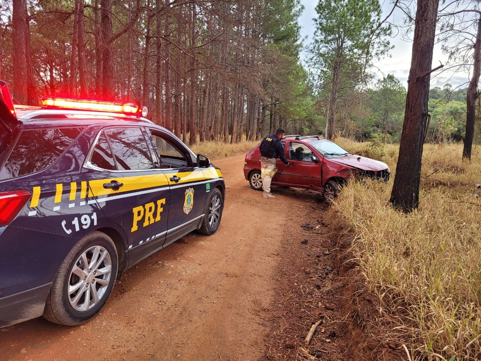 Homem é preso após bater o carro durante perseguição policial — Foto: PRF/Divulgação
