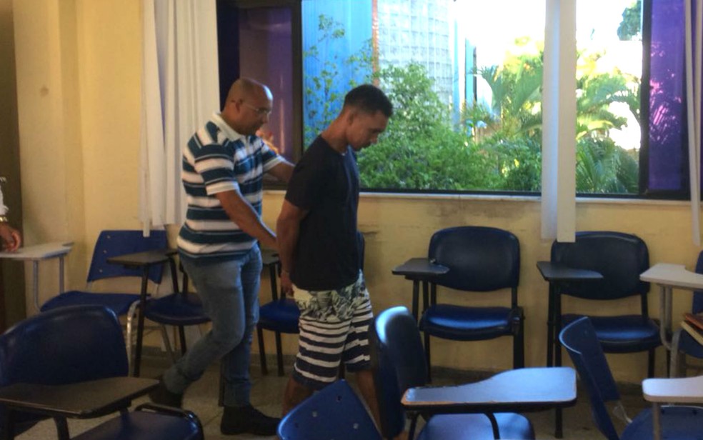 Suspeito foi preso logo após agredir companheira com 17 facadas dentro de hospital (Foto: Alan Alves/G1)