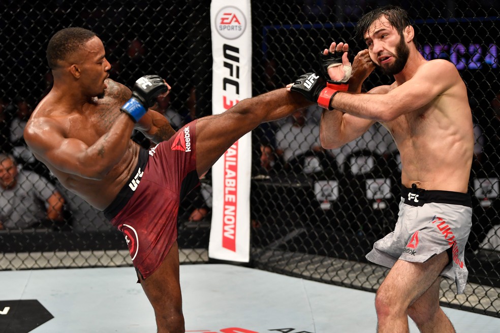 Lerone Murphy joga chute alto em sua luta contra Zubaira Tukhugov no UFC 242 — Foto: Getty Images