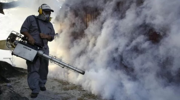 No momento, fumacê com inseticidas é uma das únicas opções para controle do mosquito transmissor da dengue (Foto: Getty Images via BBC)
