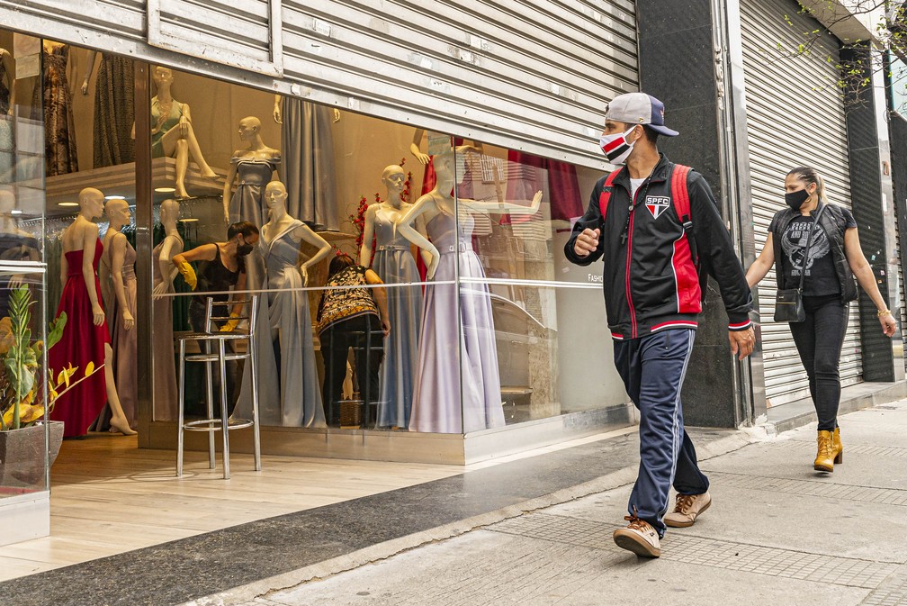 Movimentação de lojistas e funcionários durante reabertura do comércio de rua no bairro do Bom Retiro, em Sao Paulo, nesta quarta-feira (10) — Foto: Anderson Lira/Framephoto/Estadão Conteúdo