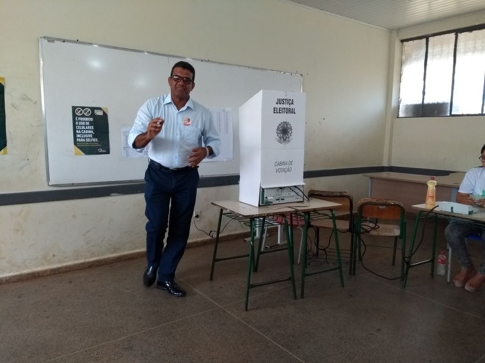 Pimenta de Rondônia vota em escola de Porto Velho — Foto: Pedro Bentes/G1