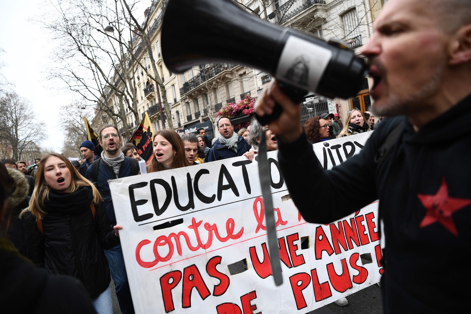 Cerca de 450 mil pessoas foram às ruas em Paris nesta terça-feira, segundo a Confederação Geral do Trabalho (CGT), um dos principais sindicatos do país — Foto: Christophe ARCHAMBAULT / AFP