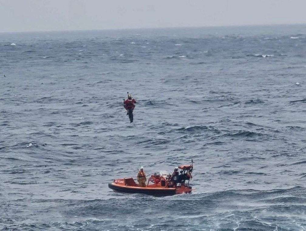 Equipe de resgate espanhola salva francês de 62 anos que ficou preso por 16 horas embaixo de seu veleiro — Foto: Salvamento Maritimo via Reuters