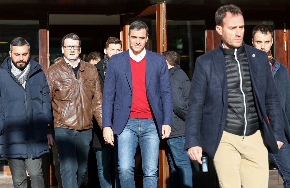 O premiê socialista Pedro Sánchez vota em Pozuelo de Alarcón, perto de Madri — Foto: Sergio Perez/Reuters