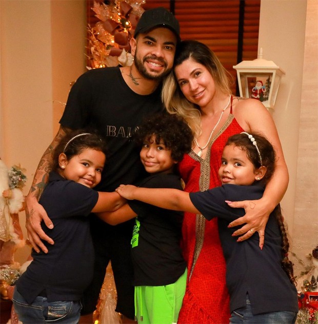 Dani Souza, Dentinho e os filhos, Bruno, Rafaella e Sofia (Foto: Reprodução / Instagram)