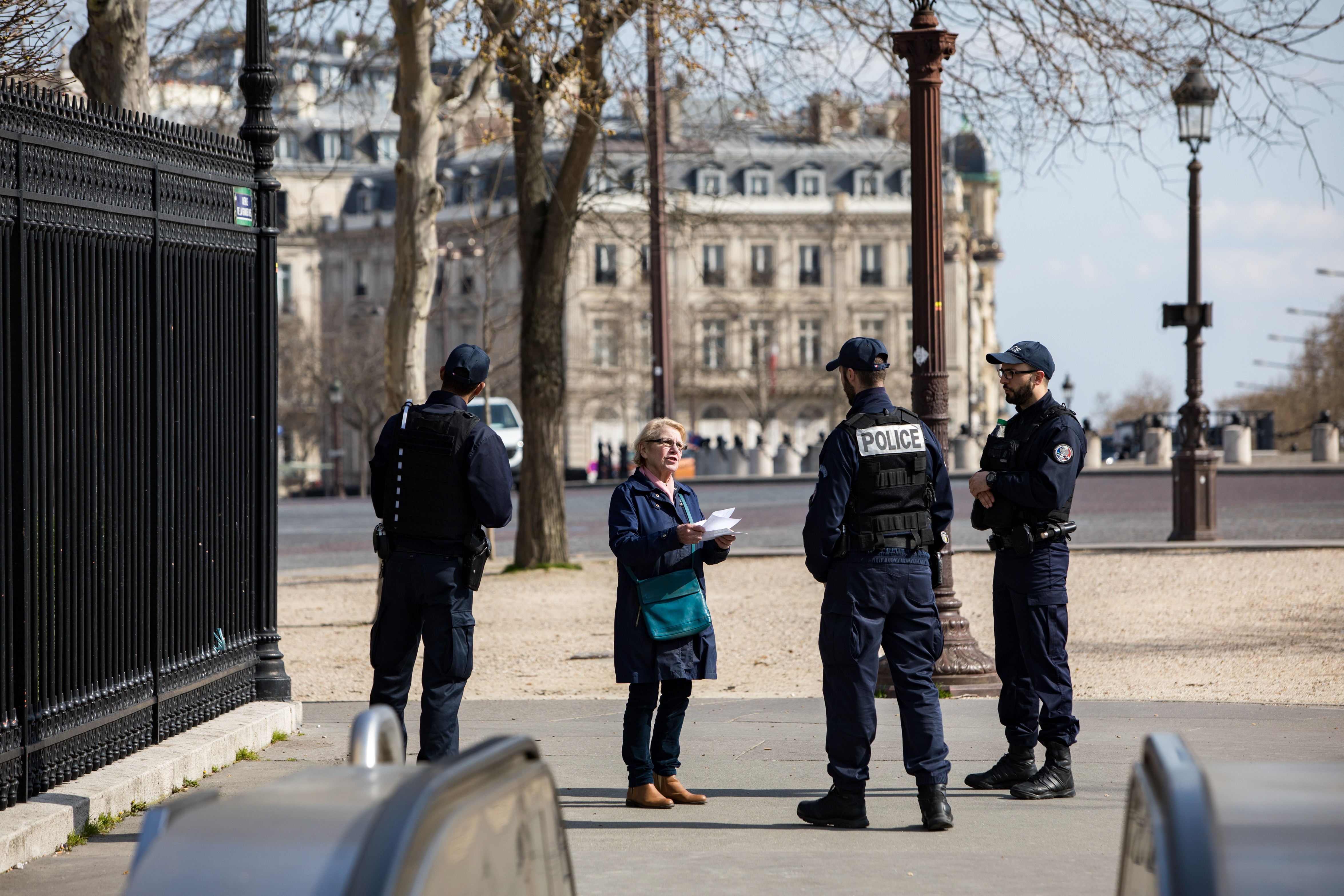 Pessoas que saem na rua em Paris devem mostrar documento que comprova necessidade às autoridades (Foto: Getty Images)