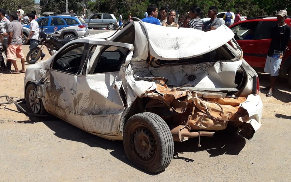 Um dos carros que foi atingido pela carreta no acidente em Seabra, na Chapada Diamantina. — Foto: Nilson Santos/Blog Liberdade Bom Sucesso 