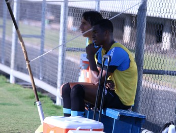 Felipão fecha parte de treino e deixa dúvidas na zaga e no ataque do time